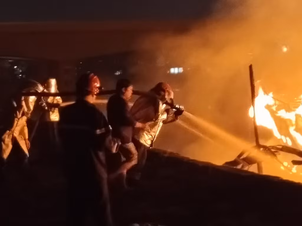 Chập điện gây cháy 3 tàu du lịch trên sông Ka Long Chap dien gay chay 3 tau du lich tren song Ka Long