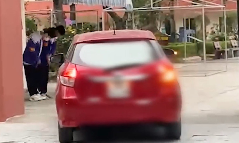 Vu hoc sinh dung chao xe giao vien khi troi lanh, So GD&DT noi gi?