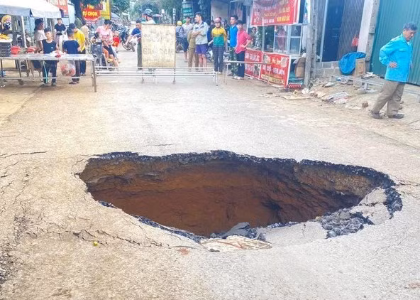 Xuat hien ho “tu than” rong 5m gan Quoc lo 6