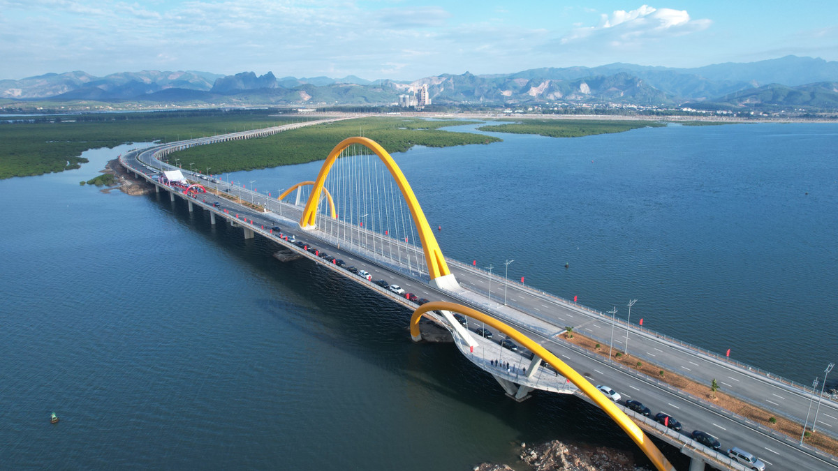 Tuy nhiên, do gặp nhiều khó khăn, trong đó có thể kể đến tỉnh Quảng Ninh phải điều chỉnh thiết kế, hướng tuyến để tránh ảnh hưởng, tác động xấu đến hệ sinh thái rừng ngập mặn rộng khoảng 300 ha mà dự án đi qua, thiếu nguyên vật liệu san lấp, ảnh hưởng của dịch bệnh COVID-19, nên dự án không hoàn thành theo kế hoạch ban đầu.