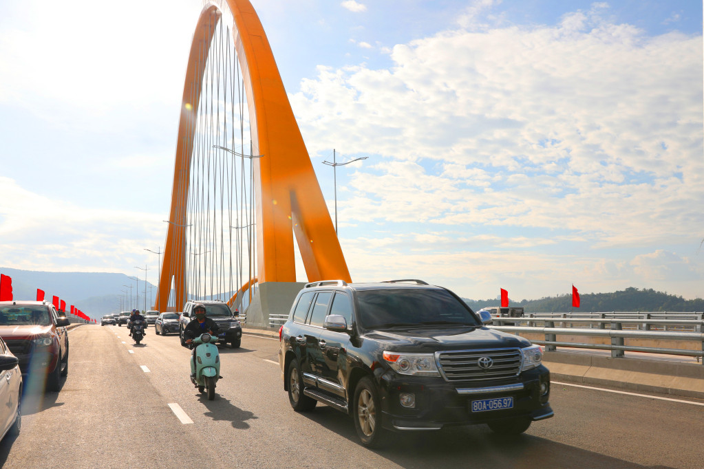 Dự án cầu Cửa Lục 3 có tổng mức đầu tư hơn 1.700 tỷ đồng từ ngân sách địa phương. Dự án do Ban Quản lý dự án đầu tư xây dựng các công trình dân dụng và công nghiệp tỉnh Quảng Ninh làm chủ đầu tư, Tập đoàn Đèo Cả đứng đầu liên danh nhà thầu thi công.