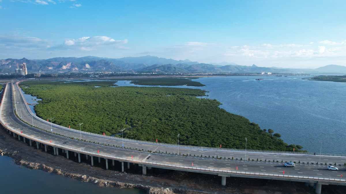 Dự án cầu Cửa Lục 3 được khởi công từ cuối tháng 9/2020. Theo dự kiến ban đầu, sau khoảng 600 ngày thi công, nhà thầu sẽ bàn giao và đưa dự án vào sử dụng trong tháng 4/2022.