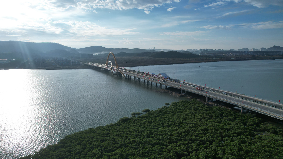 Cầu Cửa Lục 3 bắc qua sông Diễn Vọng thuộc vịnh Cửa Lục, không những góp phần hoàn thiện hệ thống giao thông trong vùng, mà còn được kỳ vọng thu hẹp khoảng cách về địa lý cũng như điều kiện kinh tế giữa TP. Hạ Long và huyện Hoành Bồ.