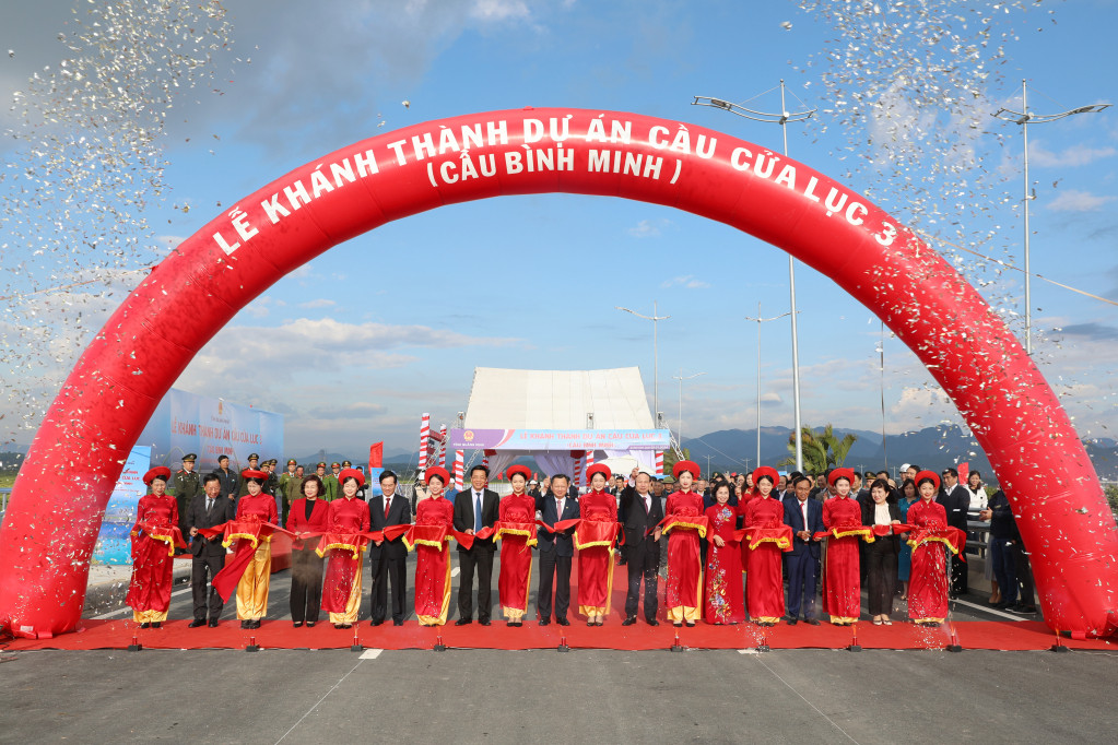 Chiem nguong cay cau 1.700 ty noi doi bo vinh Cua Luc Quang Ninh