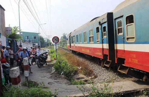 Chong co vuot, vo ngoi sau bi tau can ngang nguoi