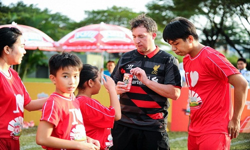 Ông Robbie Fowler trực tiếp huấn luyện kỹ năng đá bóng cho các cầu thủ nhí Việt Nam.
