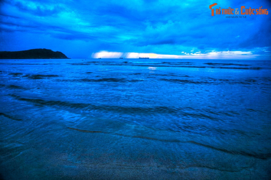 Vào đầu thế kỷ 20, bãi biển Sa Huỳnh bỗng chốc trở thành một địa điểm khảo cổ học tầm vóc thế giới, khi đây là nơi phát lộ văn hóa Sa Huỳnh, một trong ba nền văn hóa lớn nhất Việt Nam thời tiền sơ sử.