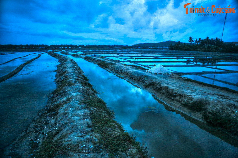 Không chỉ là một vựa muối lớn của cả nước, đồng muối Sa Huỳnh còn là một cảnh quan đặc sắc với vô số ô ruộng như những tấm gương khổng lồ trải dài bất tận.