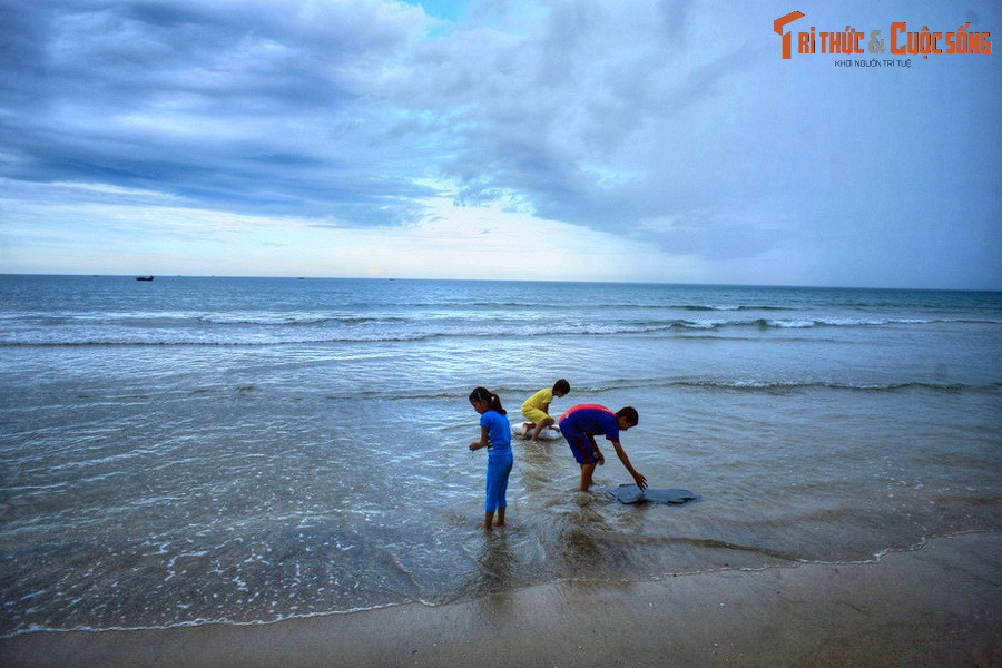 Theo sử sách, nơi đây xưa kia được gọi là biển Sa Hoàng với ý nghĩa là “bãi cát vàng”. Tuy nhiên do chữ Hoàng trùng với tên chúa Nguyễn Hoàng nên được đọc lệch đi thành Sa Huỳnh cho đến ngày nay.