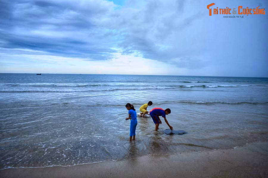 Theo sử sách, nơi đây xưa kia được gọi là biển Sa Hoàng với ý nghĩa là “bãi cát vàng”. Tuy nhiên do chữ Hoàng trùng với tên chúa Nguyễn Hoàng nên được đọc lệch đi thành Sa Huỳnh cho đến ngày nay.