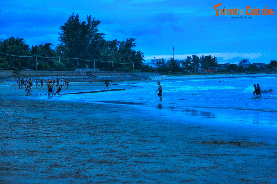 Câu chuyện bắt đầu vào năm 1909, ở khu vực tiếp giáp giữa bãi biển Sa Huỳnh và đầm An Khê, nhà khảo cổ người Pháp M. Vinet đã tìm thấy một số lượng lớn quan tài bằng chum (khoảng 200 chiếc). Người ta gọi điểm khảo cổ đó là Kho chum Sa Huỳnh.