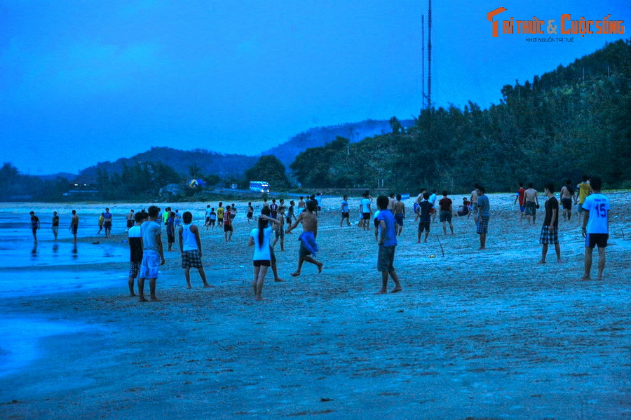 Ngày nay, biển Sa Huỳnh là một địa điểm du lịch hấp dẫn với bờ cát mịn trải dài, làn nước xanh, không khí trong lành. Cua huỳnh đế và gỏi cá là những đặc sản biển hấp dẫn mà du khách có thể thưởng thức ở vùng biển đầy trầm tích lịch sử, văn hóa này...