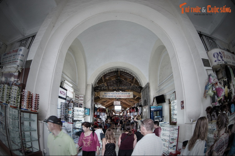 “...Ban ngày các khu xóm tồi tàn ấy vắng ngắt như một ngôi làng bỏ hoang, nhưng khi đêm về cảnh vật tưng bừng như hội chợ. Hàng nghìn đèn lồng bằng giấy đủ màu treo khắp mọi nhà, ánh đèn phản chiếu trên mặt nước thật ngoạn mục...”.