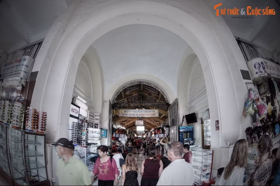 “...Ban ngày các khu xóm tồi tàn ấy vắng ngắt như một ngôi làng bỏ hoang, nhưng khi đêm về cảnh vật tưng bừng như hội chợ. Hàng nghìn đèn lồng bằng giấy đủ màu treo khắp mọi nhà, ánh đèn phản chiếu trên mặt nước thật ngoạn mục...”.