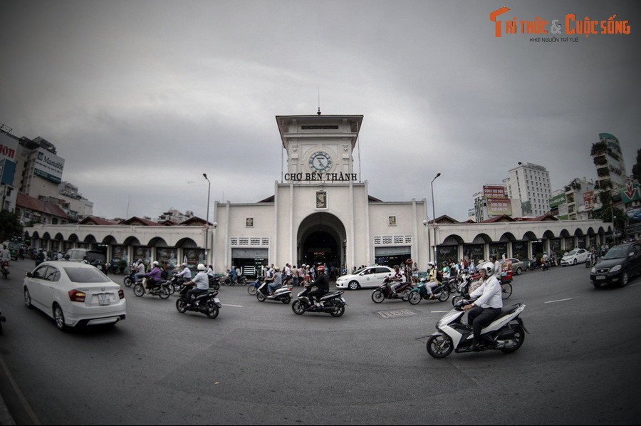 Nhiều người sẽ không khỏi ngạc nhiên khi biết về lịch sử của khu đất này trước khi chợ được xây dựng. Câu chuyện được kể lại trong sách "Gia Định là nhớ, Sài Gòn là thương 2" của tác giả Cù Mai Công / First News (NXB Tổng hợp TP HCM).