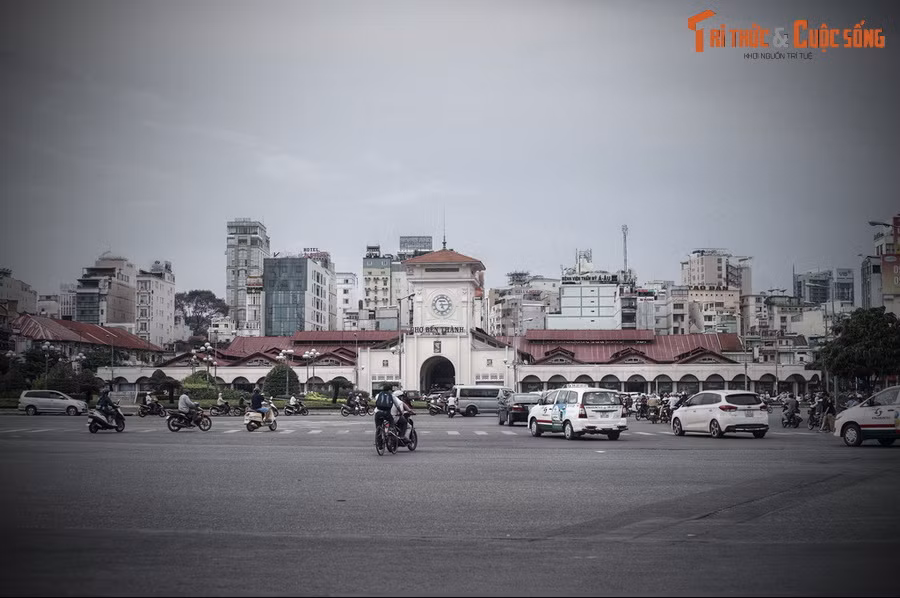 Nằm tại trung tâm quận 1, chợ Bến Thành là một khu chợ cổ nổi tiếng, được xem là công trình tiêu biểu nhất của Sài Gòn – TP HCM. Khu đất xây chợ được coi là có vị trí đắc địa nhất của thành phố, nơi “tấc đất là tấc vàng” theo đúng nghĩa đen.