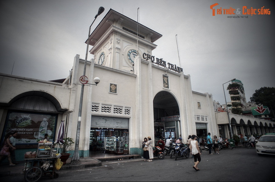 “...Mỗi xóm là một khu nhà sàn mái lá xây trên cọc gỗ. Từ trong xóm, mỗi căn chòi có cầu ván đi thông ra ngoài đường, có khi hai hay ba tấm ván nối nhau nếu vũng sình quá rộng. Người qua cầu nếu lỡ bước hụt chân sẽ rơi xuống vũng sình bùn lẫn với rong rêu, ếch nhái…”.