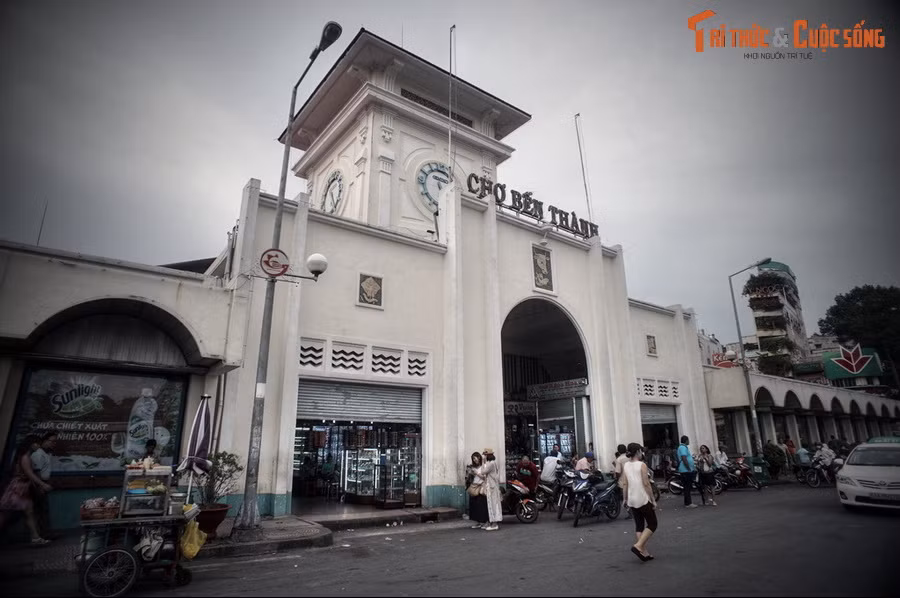 “...Mỗi xóm là một khu nhà sàn mái lá xây trên cọc gỗ. Từ trong xóm, mỗi căn chòi có cầu ván đi thông ra ngoài đường, có khi hai hay ba tấm ván nối nhau nếu vũng sình quá rộng. Người qua cầu nếu lỡ bước hụt chân sẽ rơi xuống vũng sình bùn lẫn với rong rêu, ếch nhái…”.