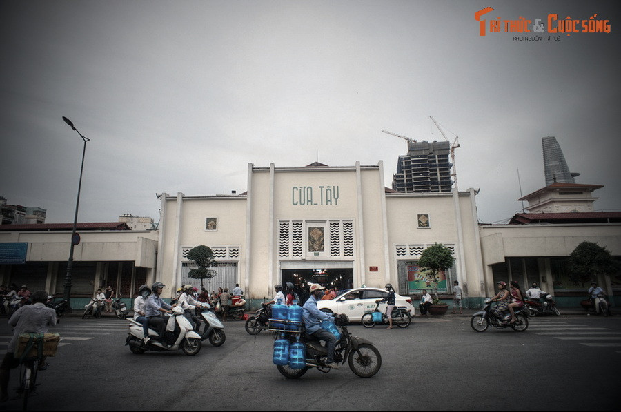 Năm 1894, Toàn quyền Đông Dương De Lanessan ký sắc lệnh yêu cầu chính quyền thành phố Sài Gòn làm năm dự án: lập Sở Cấp thủy, xây một nhà hát lớn, xây tòa thị chính, dựng chợ trung tâm và chỉnh trang đầm Boresse sao cho hợp vệ sinh.