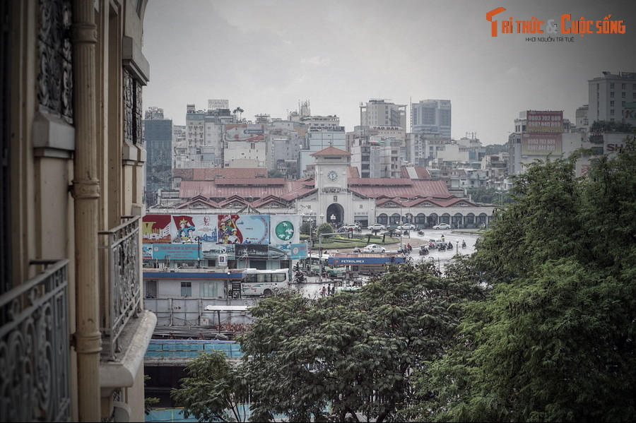 Theo đó, vào cuối thế kỷ 19 đầu thế kỷ 20, khu đất được bao quanh bởi 4 con đường Némésis (nay là Phó Đức Chính) - d’Ayot (nay là Nguyễn Thái Bình) - Boresse (nay là Yersin) và d’Espagne (nay là Lê Thánh Tôn) là một bãi lầy lớn.