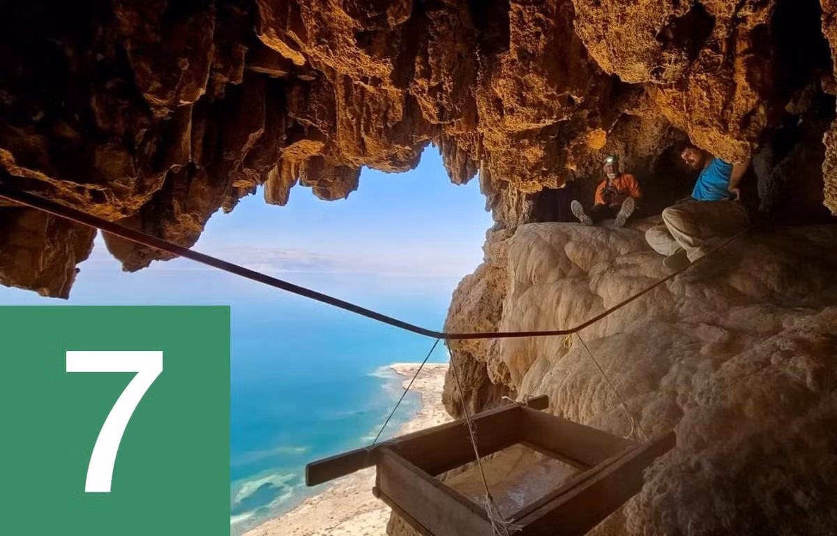  7. Các thanh kiếm La Mã được tìm thấy trong hang động ở sa mạc Israel. Cơ quan Khảo cổ Israel cho biết, các nhà khảo cổ học nước này đã phát hiện ra bốn thanh kiếm thời La Mã được bảo quản cực kỳ tốt trong một kẽ hở sâu và hẹp khi nghiên cứu một dòng chữ Do Thái được viết trên tường của một hang động nhỏ ở Khu bảo tồn thiên nhiên En Gedi, Israel.