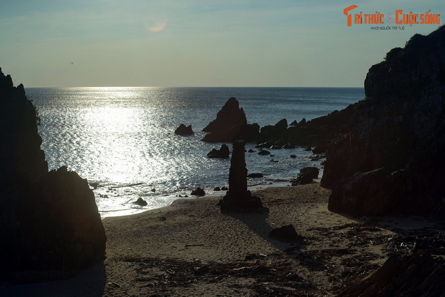 Tọa lạc bên bờ biển của huyện Bố Trạch, tỉnh Quảng Bình, Bãi Đá Nhảy là một thắng cảnh rất nổi tiếng của khu vực miền Trung. Thời điểm tuyệt vời nhất để khám phá bãi đá này là bình minh.