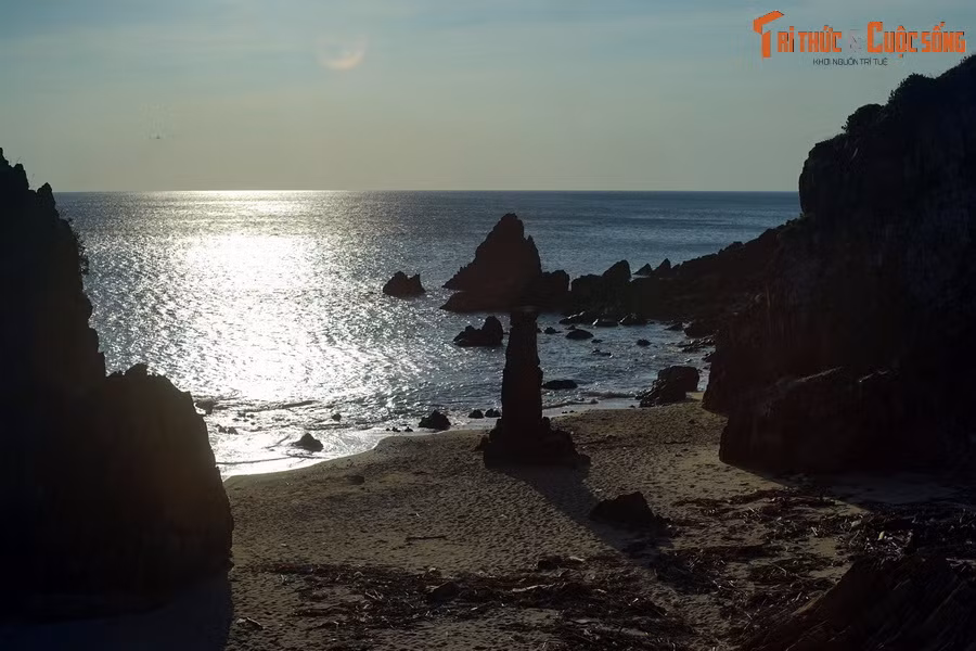 Tọa lạc bên bờ biển của huyện Bố Trạch, tỉnh Quảng Bình, Bãi Đá Nhảy là một thắng cảnh rất nổi tiếng của khu vực miền Trung. Thời điểm tuyệt vời nhất để khám phá bãi đá này là bình minh.