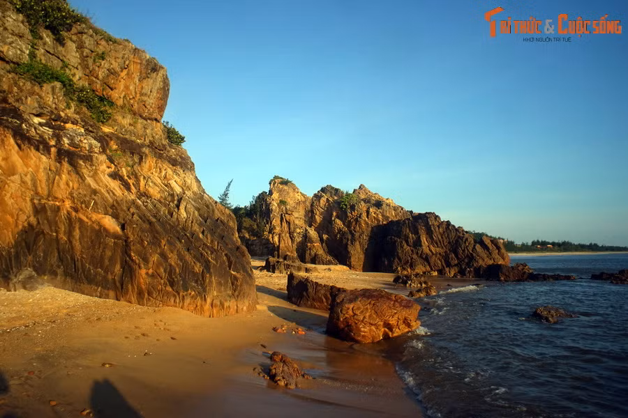 Sắc màu của đá cũng thêm phần rực rỡ khi được ánh nắng vàng buổi sớm mai chiếu vào.