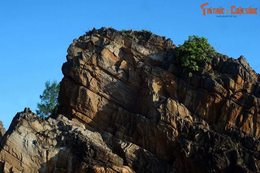 Không rõ tên gọi Bãi Đá Nhảy đã có từ bao giờ. Chỉ biết rằng có nhiều lý giải khác nhau về cái tên này.