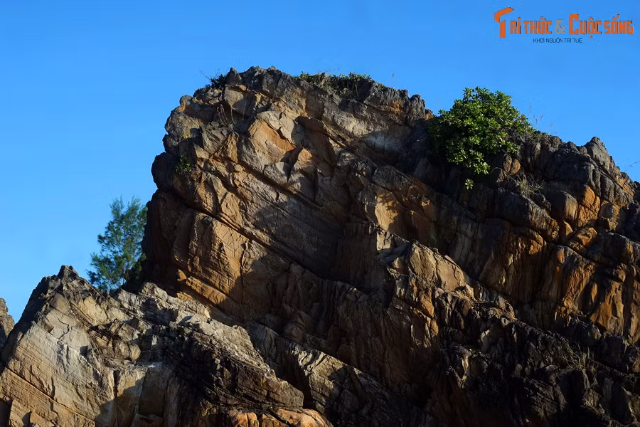 Không rõ tên gọi Bãi Đá Nhảy đã có từ bao giờ. Chỉ biết rằng có nhiều lý giải khác nhau về cái tên này.