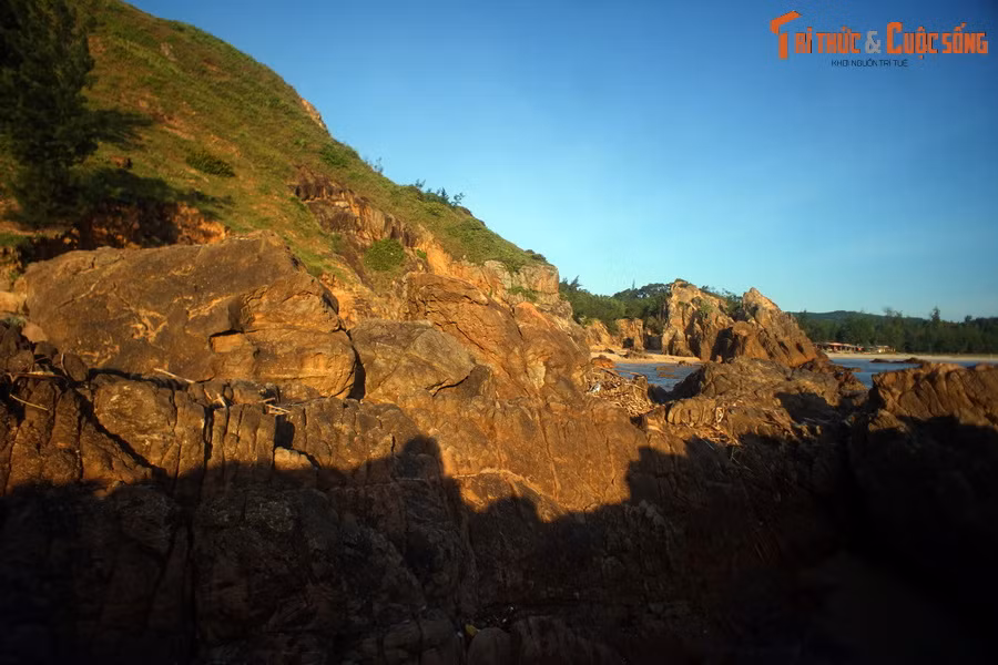 Cũng có ý kiến cho rằng, tên gọi Đá Nhảy là do các tảng đá ở nơi đây nằm san sát nhau, giúp người đi biển dễ dàng nhảy từ hòn này qua hòn khác…