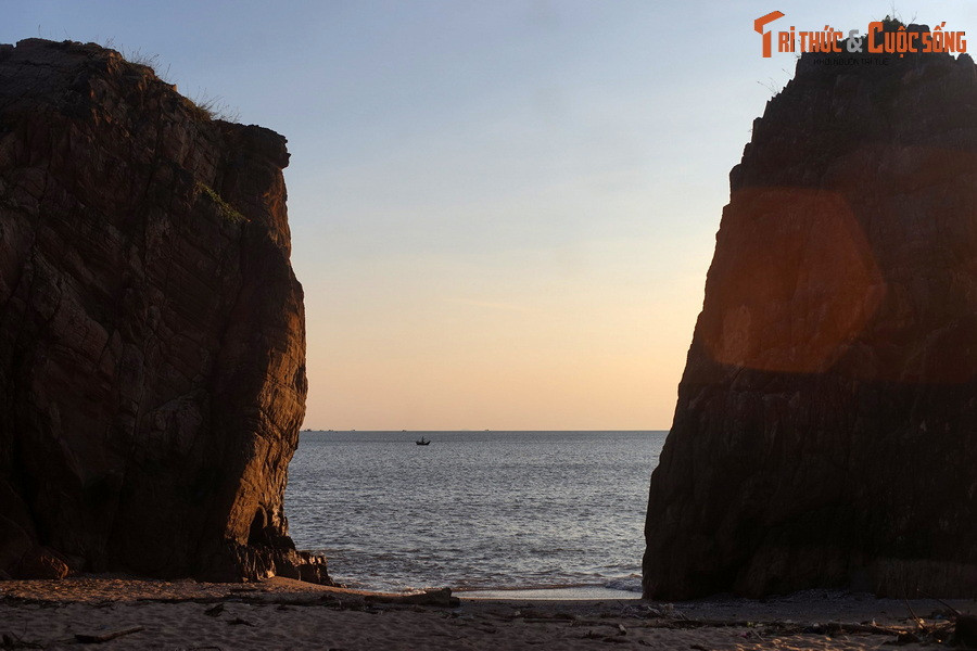 Thời tiết mát vẻ và bầu không khí trong lành buổi sáng sớm cũng khiến chuyến khám phá Bãi Đá Nhảy thêm phần sảng khoái.