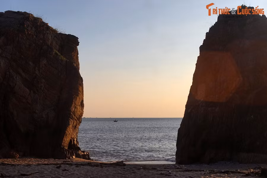 Thời tiết mát vẻ và bầu không khí trong lành buổi sáng sớm cũng khiến chuyến khám phá Bãi Đá Nhảy thêm phần sảng khoái.