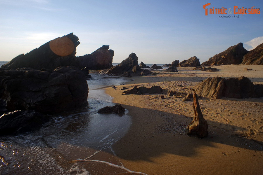 Bóng của từng phiến đá đổ dài trên bãi cát, khiến khung cảnh ở bãi đá thêm phần huyền ảo.