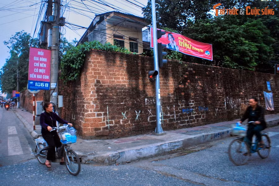 Do những biến động lịch sử mà hiện nay thành chỉ còn lại một số công trình khi xưa, gồm hai cổng thành phía Tây và phía Nam và một đoạn tường thành dài chưa đến 100m.
