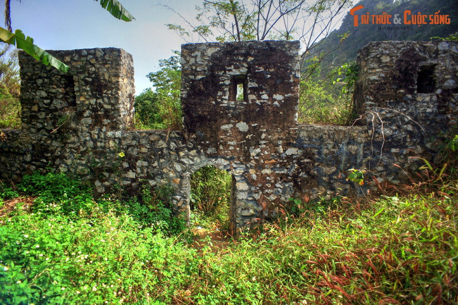 Có giả thuyết cho rằng, tòa thành này còn có vai trò như một "đấu đong quân". Quân lính được đưa về đây, cứ đầy lòng "đấu" thì sẽ biết số quân là bao nhiêu.