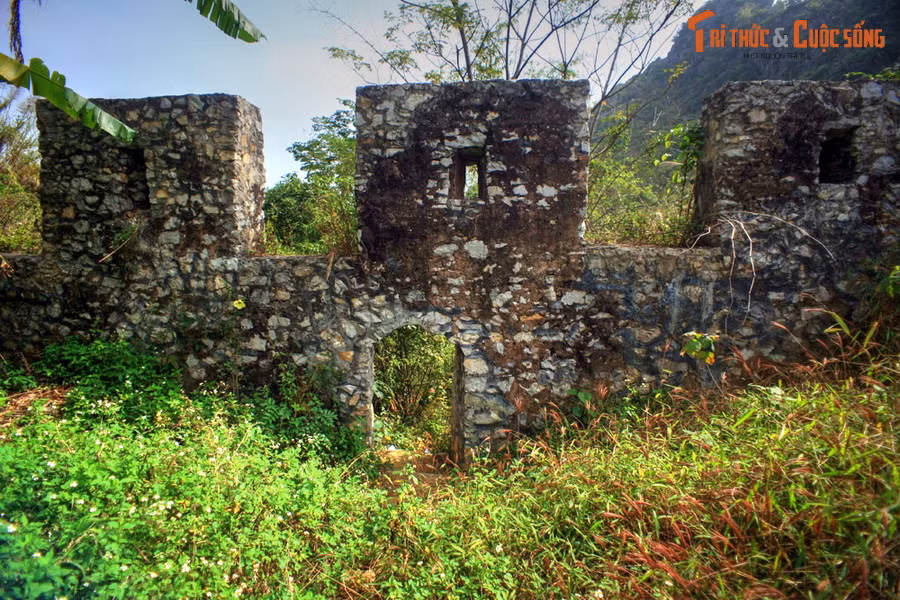 Có giả thuyết cho rằng, tòa thành này còn có vai trò như một "đấu đong quân". Quân lính được đưa về đây, cứ đầy lòng "đấu" thì sẽ biết số quân là bao nhiêu.