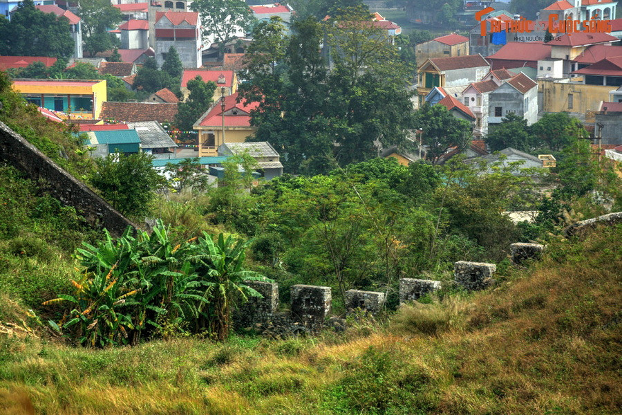 Các đoạn tường thành dài khoảng 300 mét, mặt thành rộng khoảng 1 mét, được xây bằng những khối đá lớn. Giữa hai vòng thành đá là khu đất trống rộng rãi và bằng phẳng, hai bên là những đỉnh núi hiểm trở có vai trò như những tường thành tự nhiên.