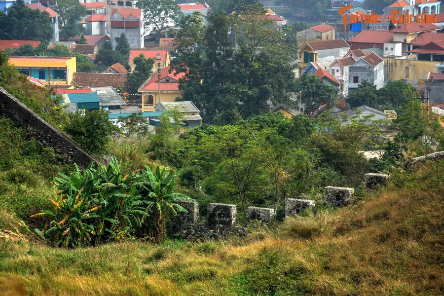 Các đoạn tường thành dài khoảng 300 mét, mặt thành rộng khoảng 1 mét, được xây bằng những khối đá lớn. Giữa hai vòng thành đá là khu đất trống rộng rãi và bằng phẳng, hai bên là những đỉnh núi hiểm trở có vai trò như những tường thành tự nhiên.