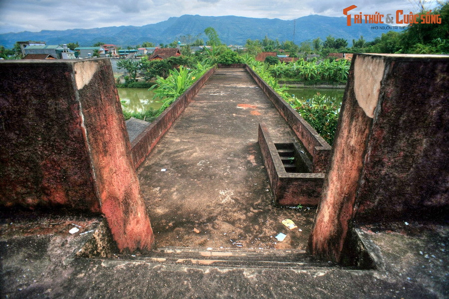 Tương truyền, 3 vạn gốc tre gai đã được đem từ miền Tây Thanh Hóa lên để trồng làm vật cản, tăng khả năng phòng thủ của tòa thành. Thành được xây chắc chắn đến nức, trên mặt thành ngựa, voi có thể đi lại được.