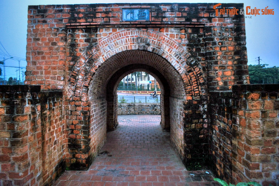 2. 1. Thành nhà Mạc ở TP Tuyên Quang, tỉnh Tuyên Quang là một di tích quý giá khác còn lại của thời kỳ nhà Mạc. Thành được xây dựng từ cuối thế kỷ 16, cấu trúc theo kiểu hình vuông, mỗi bề tường dài 275 mét, cao 3,5 mét, dày 0,8 mét. Ở giữa mỗi mặt thành có một cổng vòm bán nguyệt.