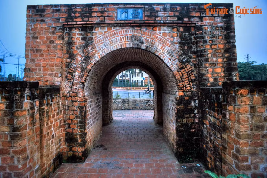 2. 1. Thành nhà Mạc ở TP Tuyên Quang, tỉnh Tuyên Quang là một di tích quý giá khác còn lại của thời kỳ nhà Mạc. Thành được xây dựng từ cuối thế kỷ 16, cấu trúc theo kiểu hình vuông, mỗi bề tường dài 275 mét, cao 3,5 mét, dày 0,8 mét. Ở giữa mỗi mặt thành có một cổng vòm bán nguyệt.