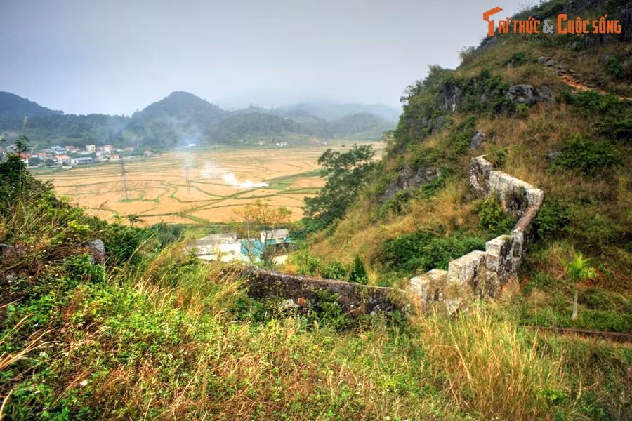 1. Khu vực phường Tam Thanh, thành phố Lạng Sơn ngày nay vẫn còn lưu giữ một tòa thành cổ độc đáo được xây dựng từ thời kỳ nhà Mạc cai trị vùng đất này. Công trình gồm 2 đoạn tường thành song song với nhau, bắc qua 2 hẻm núi.