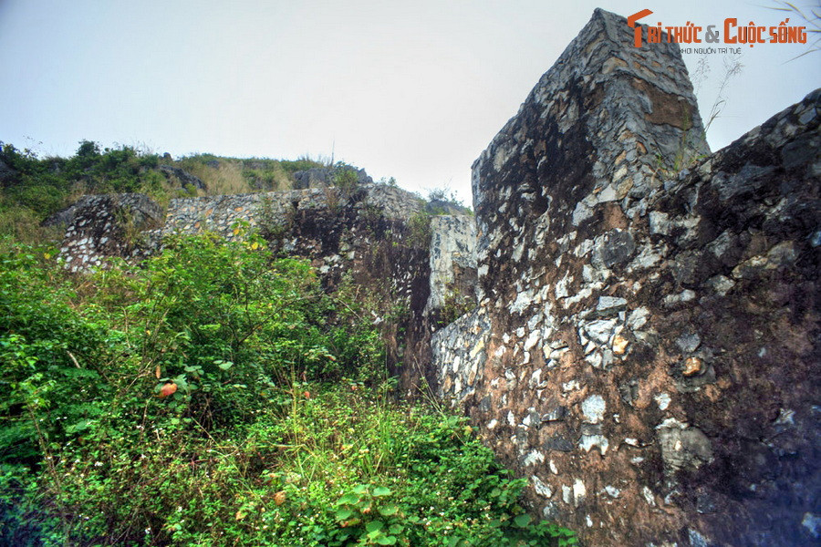 Theo những tư liệu thì tòa thành cổ này là một căn cứ quân sự hiểm yếu chắn con đường độc đạo nối từ Ải Bắc xuống phía Nam do Mạc Kính Cung cho xây dựng vào thế kỷ 16 trong cuộc đối đầu với quân Lê - Trịnh.