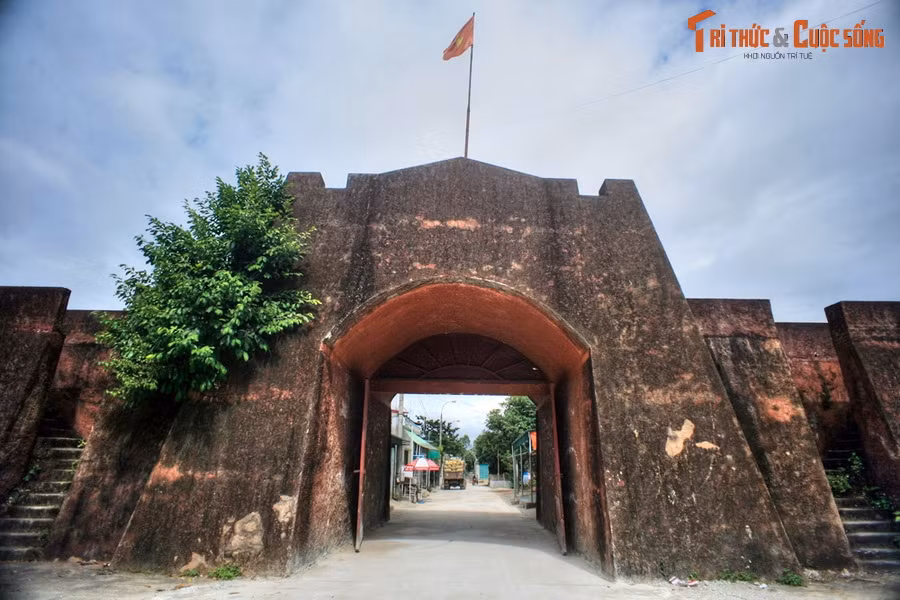 3. Thành Bản Phủ là một tòa thành cổ nằm giữa cánh đồng Mường Thanh, nay thuộc xã Noọng Hẹt, huyện Điện Biên, tỉnh Điện Biên Phủ. Tòa thành được lãnh tụ khởi nghĩa Hoàng Công Chất xây dựng làm thủ phủ cho nghĩa quân vào những năm 1758-1762.