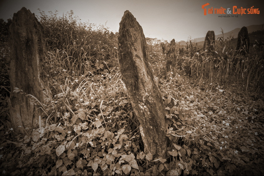 Tọa lạc ở xã Vĩnh Đồng, huyện Kim Bôi, Hòa Bình, khu mộ cổ Đống Thếch hình thành từ thế kỷ 17, là một di sản văn hóa nổi tiếng mà dân tộc Mường để lại cho hậu thế. Khu mộ này gắn với nhiều giai thoại về họ Đinh, dòng họ quan lang giàu có bậc nhất xứ Mường xưa.