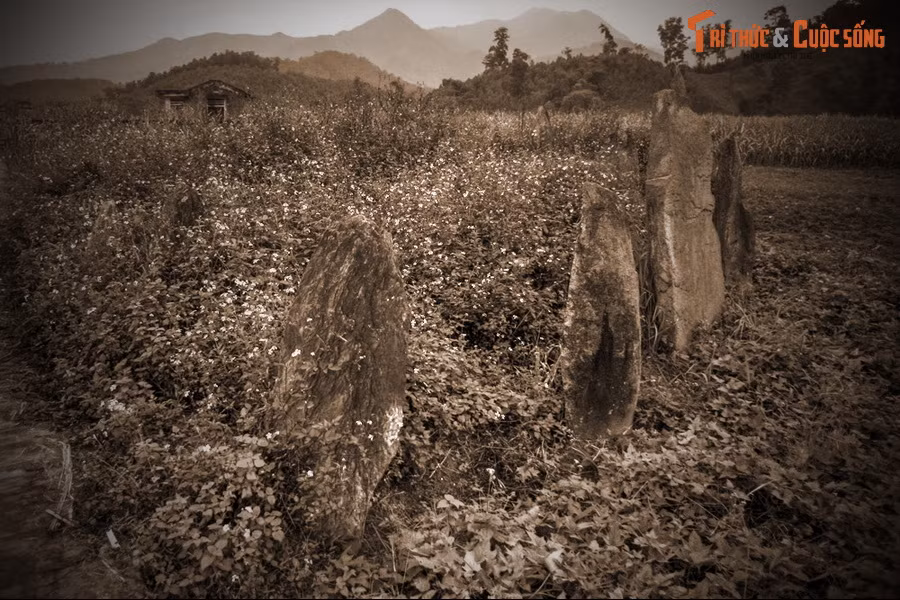 100 con người này được chôn sống trong một nghi thức kéo dài 100 ngày. Trong thời gian dài đằng đẵng ấy, họ phải ở trong căn phòng xây dưới lòng đất, được tiếp lương thực và nước uống bằng những ống tre cắm sẵn.