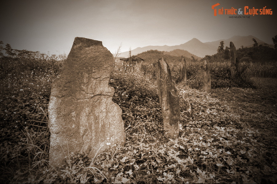 Còn có lời đồn rằng, khu mộ cổ này được xem như vùng đất thiêng, ai vào đây làm những chuyện xằng bậy sẽ bị thánh thần làm cho mê mẩn đầu óc không biết đường ra.