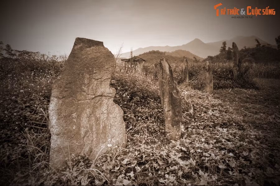 Còn có lời đồn rằng, khu mộ cổ này được xem như vùng đất thiêng, ai vào đây làm những chuyện xằng bậy sẽ bị thánh thần làm cho mê mẩn đầu óc không biết đường ra.