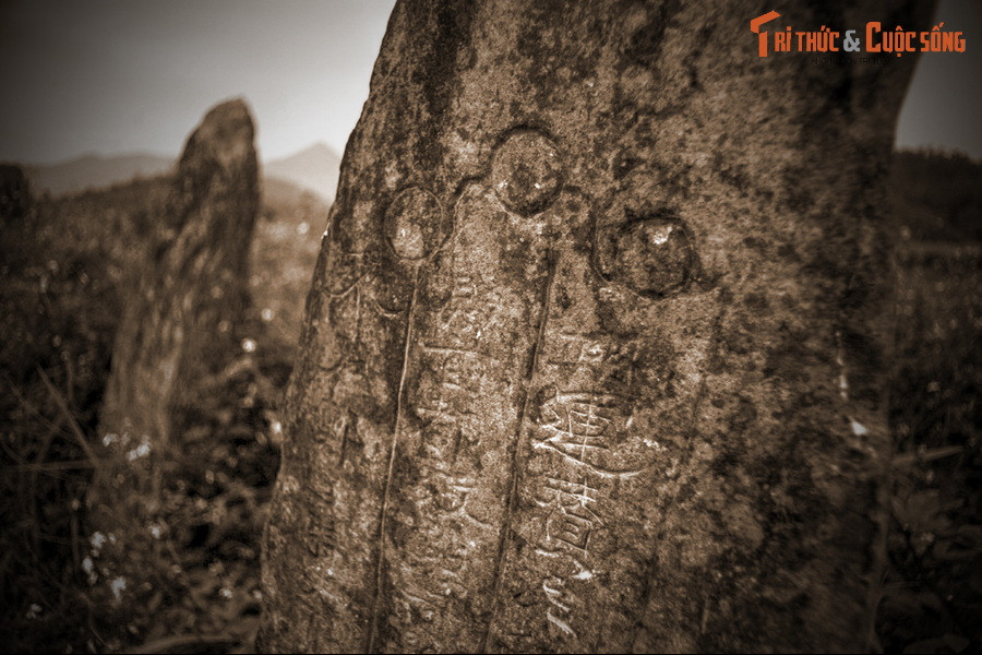 Qua các đợt khảo cổ, giới chuyên gia đã tìm thấy rất nhiều vật tùy táng, là đồ dùng chôn theo người chết, gồm các loại trang sức, đồ dùng bằng gốm sứ, đồng… có giá trị nghiên cứu.